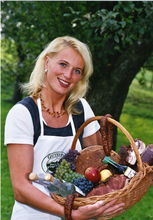 Frau präsentiert Esskorb (c) LK NÖ © Archiv Frau präsentiert Esskorb (c) LK NÖ © Archiv