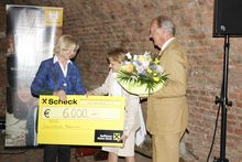 Spendenscheck f�r Projekt in Pakistan &copy; Archiv