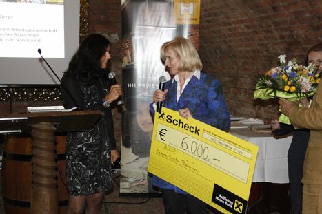 Anni H�llerer mit Moderatorin Bock bei der Spenderkonferenz des Hilfswerks &copy; Archiv