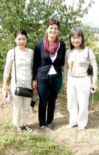 Daniela Fabianek mit den beiden Forscherinnen aus Japan © Archiv Daniela Fabianek mit den beiden Forscherinnen aus Japan © Archiv