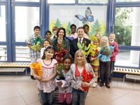 Kinder und Baumarten aus aller Welt &copy; Robert Strasser